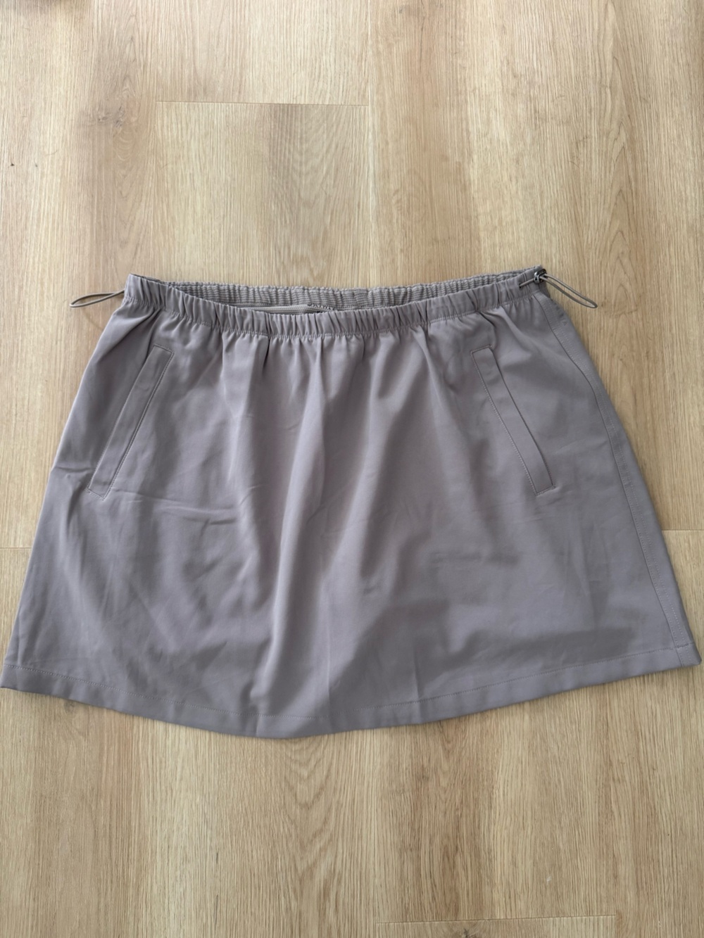 NWOT Athleta Taupe MVP Skort size Large
